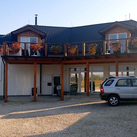 Penzion Conti Trencianska Tepla Luaran gambar