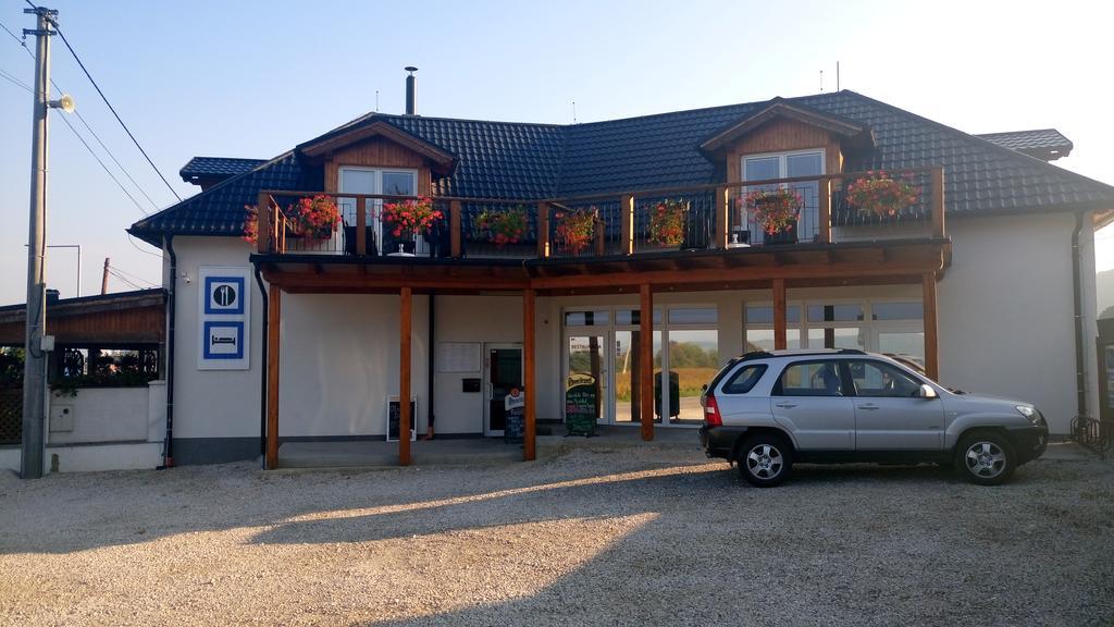 Penzion Conti Trencianska Tepla Luaran gambar